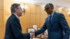 Antony Blinken (G), secrétaire d'Etat ya Amerika apesi mbote na président Paul Kagame (D) ya Rwanda, na village Urugwiro, na Kigali, le 11 août 2022