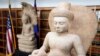 Beberapa barang antik Kamboja yang ditemukan oleh Kantor Kejaksaan AS di New York, Senin, 8 Agustus 2022. AS juga akan mengembalikan empat artefak senilai $1 juta kepada Nepal. (Foto: AP)