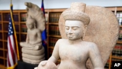 Beberapa barang antik Kamboja yang ditemukan oleh Kantor Kejaksaan AS di New York, Senin, 8 Agustus 2022. AS juga akan mengembalikan empat artefak senilai $1 juta kepada Nepal. (Foto: AP)