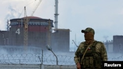Фото: військовий з нашивкою прапора РФ поблизу Енергодара, Запоріжжя, 4 серпня 2022 року. REUTERS/Олександр Єрмоченко
