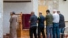 Beberapa pria tampak melaksanakan salat zuhur berjamaah di sebuah masjid di Albuquerque, New Mexico, pada 7 Agustus 2022. (Foto: dolphe Pierre-Louis/Albuquerque Journal via AP)