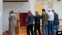 Beberapa pria tampak melaksanakan salat zuhur berjamaah di sebuah masjid di Albuquerque, New Mexico, pada 7 Agustus 2022. (Foto: dolphe Pierre-Louis/Albuquerque Journal via AP)