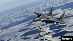 Архівне фото: польські МіГ-29 та італійські Eurofighter Typhoon під час навчань в 2015 році. REUTERS/Інтс Калнінс 
