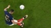Attaquant ya France #10 Lylian Mbappé abeti ndembo na match na pologne na 8e ya Mondial Qatar 2022 na stade Al-Thumama, Doha, 4 décembre 2022. (Photo by MANAN VATSYAYANA / AFP)