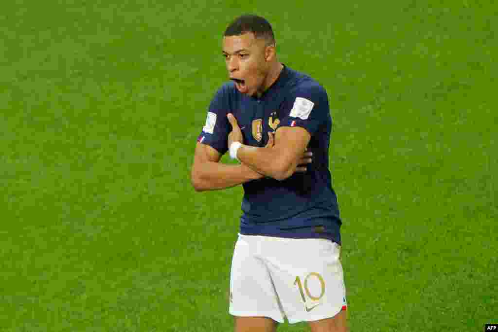 Attquant ya Frnace Kylian Mbappé azali kosepela nsima na kotia mongete ya mistao ya ekipi na ye liboso lya Pologne na 8e ya Mondial Qatar 2022 na stade Al-Thumama, Doha, 4 décembre 2022. (Photo by Odd ANDERSEN / AFP)