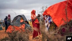 ILUSTRASI - Seorang perempuan Somalia menyusui anaknya di kamp pengungsi di pinggiran Dollow, Somalia, 20 September 2022. (AP/Penundaan Jerome)