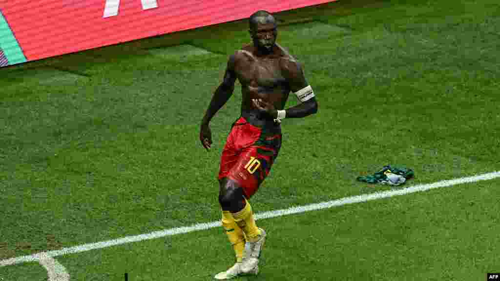 Attaquant ya Cameroun #10 Vinvent Aboubakar alpngoli elamba na kosepela mongete na ya na match na Brésil na groupe G ya Mondial Qatar 2022 na stade Lusail, Doha, 2 décembre 2022. (Photo by Anne-Christine POUJOULAT / AFP)