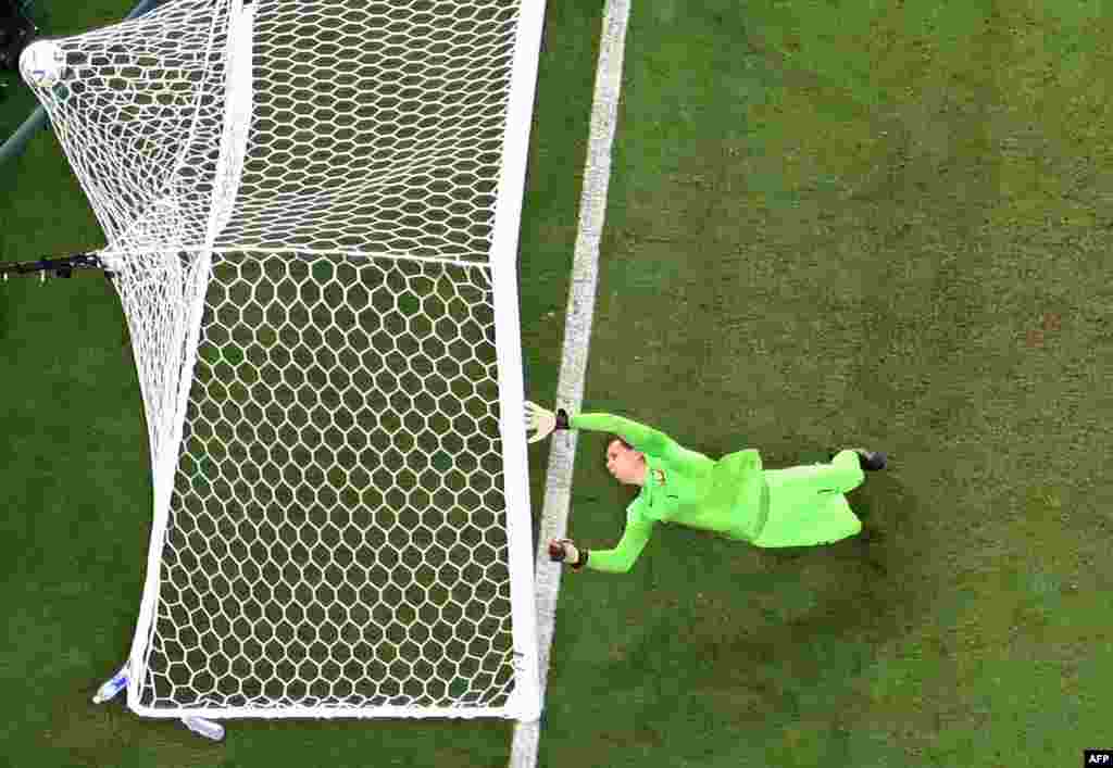 Moyambi ya Pologne #01 Mojciech Szczesny akoki kozwa ndembo te mpe mongete ya misato ya France (ewuti na Kylian Mbappé) mokoti na match ya 8E ya Mondial Qatar 2022 na stade Thumama, Doha, 4 Décembre 2022. (Photo by Glyn KIRK / AFP)