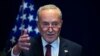 Pemimpin Mayoritas Senat AS Chuck Schumer, D-N.Y. berbicara dalam konferensi pers setelah bertemu dengan Presiden China Xi Jinping dan para pejabat China, di Kedutaan Besar AS di Beijing, Senin, 9 Oktober 2023. (Foto: AP)