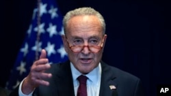 Pemimpin Mayoritas Senat AS Chuck Schumer, D-N.Y. berbicara dalam konferensi pers setelah bertemu dengan Presiden China Xi Jinping dan para pejabat China, di Kedutaan Besar AS di Beijing, Senin, 9 Oktober 2023. (Foto: AP)