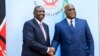 President William Ruto (G) ya Kenya akutani na mbote na President ya RDC Felix Tshisekedi (D) na Kinshasa, 21 sanza ya zomi na moko 2022. -