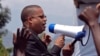 Jean-Claude Muyambo (D) ntango azalaki ministre ya mambi ma Bomoto elongo na Chikez Diemu (G) ministre ya Bobateli ekolo, na Goma, Nord-Kivu, 15 octobre 2007 
