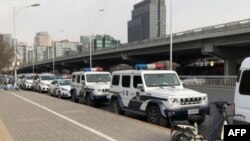 多辆警车沿路停靠在前一晚北京市民举行抗议严厉防疫封控的示威活动的亮马桥下 (2022年11月28日)