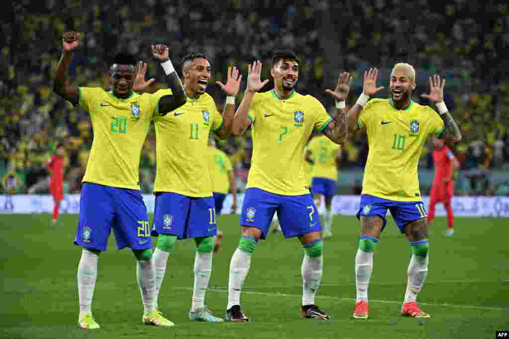 Attaquant #10 ya Brésil Neymar azali kosepela na #20 Vinicus Junior, #11 Raphina mpe na milieu #07 Lucas Paqueta nsima na mongete na penalty na Corée du Sud na match ya 8e ya Mondial Qarar 2022 na stade 974, Doha, 5 décembre 2022. (Photo by Pablo PORCIUNC
