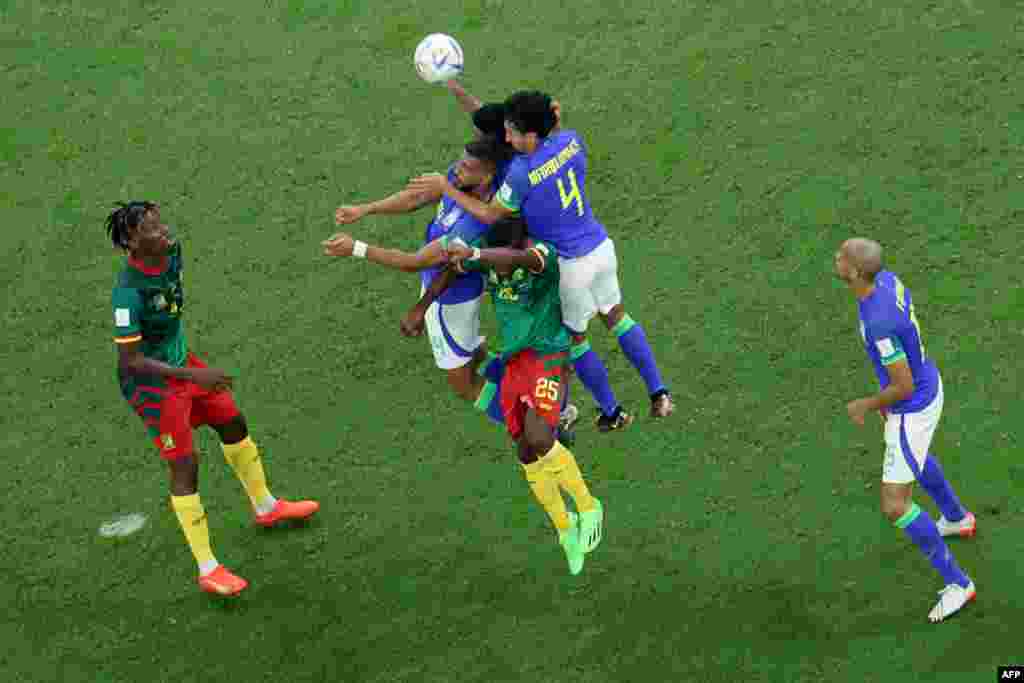 (2 G-D) Défenseur ya Brésil #24 Bremer, , défenseur ya Cameroun #25 Nouhou Tolo ,[e défenseur ya Brésil #14 Eder Militao bazali kowelela ndembo ya likolo na match ya groupe G ya Mondial Qatar 2022 na stade Lusail, Doha, 2 décembre 2022. ya Brésil #24 Brem