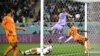 Moyambi ya Netherlands Pays-Bas #23 Andries Noppert (C) azwi mongete ya attaquant ya Etats-Unis ya Amerika #19 Haji Wright (amonani te) na match ya 83 ya Mondial Qatar 2022 na stade Khalifa, Doha, 3 décembre 2022. (Photo Anne-Christine POUJOULAT / AFP)