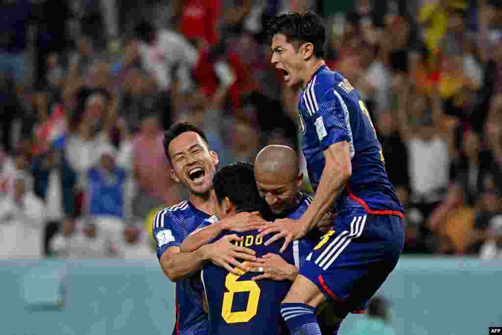 Attaquant ya Japon #25 Daizen Maeda )C-D0 azali kosepela mongete na ye elongo na basai basusu ya Japon na match na Japon na 8e ya Mondial Qatar 2022 na stade 974, Doha, 5 décembre 2022. (Photo by OZAN KOSE / AFP)