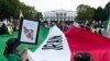 Demonstran berkumpul di luar Gedung Putih untuk memprotes rezim Iran, di Washington, 22 Oktober 2022, setelah kematian Mahsa Amini dalam tahanan "polisi moral." (Foto: AP)