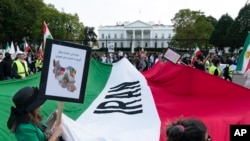 Demonstran berkumpul di luar Gedung Putih untuk memprotes rezim Iran, di Washington, 22 Oktober 2022, setelah kematian Mahsa Amini dalam tahanan "polisi moral." (Foto: AP)