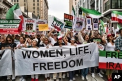 Protes terhadap rezim Iran, di Los Angeles, pada Sabtu, 22 Oktober 2022, menyusul kematian Mahsa Amini dalam tahanan "polisi moral" Iran. (Foto: AP)
