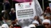 Kelompok-kelompok Islamis Indonesia melakukan aksi unjuk rasa di luar gedung DPR yang menyerukan diberhentikannya Gubernur DKI, Basuki Tjahaja Purnama, Mereka juga meminta pengadilan memvonisnya atas penistaan agama, Jakarta, 21 Februari 2017. (Foto : REUTERS/Darren)