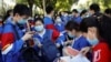 Sejumlah siswa bersiap untuk mengikuti ujian masuk universitas di Beijing, China, pada 7 Juli 2020. (Foto: Reuters/Carlos Garcia Rawlins)