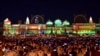 Warga menyaksikan pertunjukan cahaya di tepi sungai Sarayu pada malam Diwali, festival cahaya Hindu, di Ayodhya, 23 Oktober 2022. (SANJAY KANOJIA / AFP)