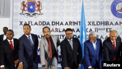 Wabunge wepya wa Somalia wakiweka mkono kwenye Quran kula kiapu, Mogadishu April 14, 2022. Picha ya Reuters