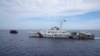 Sebuah kapal Filipina, kiri, mencoba menghindari kapal penjaga pantai China di Second Thomas Shoal di Laut China Selatan, 22 Agustus 2023. (Foto: AP)