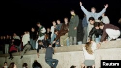 25年前东德人民爬上柏林墙庆祝打开东德边界（资料照片）