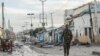 Seorang tentara Somalia berjalan melintas di Hotel Hayat, lokasi pengepungan militan Al-Shabaab di Mogadishu, Somalia, 20 Agustus 2022. (Foto: Feisal Omar/Reuters)