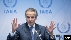 Генеральний директор МАГАТУ Рафаель Гроссі цього місяця в Ірані намагався домовитись про покращення співпраці з МАГАТЕ та моніторингу збагачення урану. Втім переговори зайшли в глухий кут. Фото: Alex HALADA / AFP