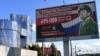 На цьому фото, зробленому 26 серпня 2023 року, зображений білборд, який пропагує контрактну армію, його встановлено перед приватною військовою компанією (ПВК) Центр Вагнера у Санкт-Петербурзі, Росія. 25 серпня 2023 року. Фото AFP AFP)Petersburg.