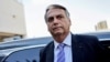 ARCHIVO: El expresidente brasileño Jair Bolsonaro sale de la sede de la Policía Federal después de testificar sobre los disturbios del 8 de enero, en Brasilia, Brasil, el 18 de octubre de 2023.