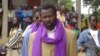 Frédéric Bintsamou to “Pasteur Tumi” liboso na babundi baye ba "Ninja" na Goma-Tse-Tse, na Congo-Brazzaville, 20 sanza ya zomi 2005. AFP PHOTO GUY GERVAIS KITINA