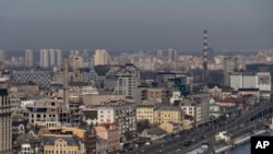 Фото: Центр Києва в п'ятницю, після російських ракетних обстрілів. Згідно з даними ЗСУ, Росія запустила понад 70 ракет по Україні, 10 з них було збито над Києвом