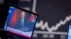 Фото: відеокадр з виступу Путіна. Знизу на екрані напис німецькою: "Війна пропаганди в онлайн та на ТБ", лютий 2022 року (AP Photo/Майкл Пробст)
