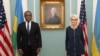 Wendy Sherman (D), Secretaire d’Etat molandi ya Etats-Unis akutani na ministre ya mambi ma Bapaya ya Rwanda, Vincent Biruta (G) na Département d'Etat, Washington DC, 2 sanza ya mibale 2023. 