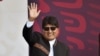 Mantan presiden Bolivia Evo Morales menyapa publik dalam parade militer Meksiko yang berlangsung di alun-alun Zocalo, Mexico City, pada 16 September 2022. (Foto: AFP/Rodrigo Arangua)