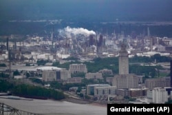 Kompleks Kilang Exxon Mobil Baton Rouge dengan Louisiana State Capitol, kanan bawah, di Baton Rouge, Senin, 11 April 2022. (Foto: AP)