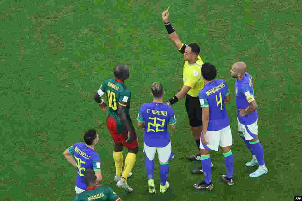 Mobeti piololo ya ekolo Amerika Elfath alakisi carte ya motane na capitaine mpe attaquant ya Cameroun #10 Vincent Aboubakar mpo alongalaki elamba nsima na kotia mongete na Brésil na match ya groupe G ya Mondial Qatar 2022 na stade Lusail, Doha, 2 décembre