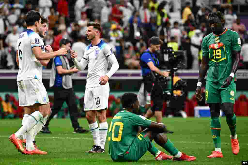 Défenseur ya Angleterre #06 Harry maguire (G), milieu nya ekipi na ye #04 Declan Rice (C) na milieu mosusu ya Angleterre #19 Mason Mount bazali kosepela pene na Attaquant ya Sénégal #20 Bamba Dieng (afandi) na attaquant mosusu ya Sénégal @19 Famara Diedhi