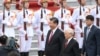 FILE - Presiden China Xi Jinping (kiri tengah), dan Sekretaris Jenderal Partai Komunis Vietnam Nguyen Phu Trong (kanan tengah), berjalan melewati penjaga kehormatan saat upacara penyambutan di istana presiden di Hanoi, Vietnam, 12 November 2017. (Hoang Dinh Nam /Pool Foto via AP)