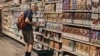 Seorang pria tampak berbelanja di sebuah supermarket di New York, pada 27 Juli 2022. Pertumbuhan ekonomi AS kembali menyusut pada periode April hingga Juni, penurunan kedua berturut-turut dalam tahun ini. (Foto: AP/Andres Kudacki)