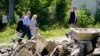 Presiden AS Joe Biden dan ibu negara Jill Biden mengunjungi wilayah yang terdampak banjir di Lost Creek, Kentucky, pada 8 Agustus 2022. (Foto: AP/Evan Vucci)