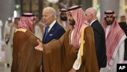 Presiden AS Joe Biden (tengah kiri) dan Putra Mahkota Mohammed bin Salman (tengah) bersiap untuk foto bersama di sela pertemuan Dewan Kerja Sama Teluk di Jeddah, Arab Saudi, Sabtu, 16 Juli 2022. (Foto: AP)