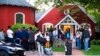 Imigran berkumpul dengan barang-barang mereka di luar Gereja Episkopal St. Andrews, Rabu 14 September 2022, di di Martha's Vineyard, Edgartown, Mass., .(Ray Ewing/Vineyard Gazette via AP)
