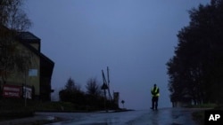 Фото для ілюстрації: поліцейський в Польщі. (AP Photo/Evgeniy Maloletka)