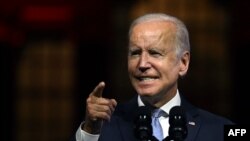 Presiden AS Joe Biden berpidato di luar Taman Sejarah Nasional Kemerdekaan di Philadelphia, Pennsylvania, 1 September 2022. (Jim WATSON / AFP)