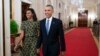 FILE - Presiden AS Barack Obama dan Ibu Negara Michelle Obama, tiba untuk menghadiri upacara Presidential Medal of Freedom di Ruang Timur Gedung Putih, di Washington, Selasa, 24 November 2015. (AP/Evan Vucci, File)